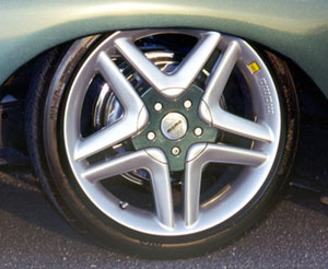 Momo 17-inch Ferrari wheels